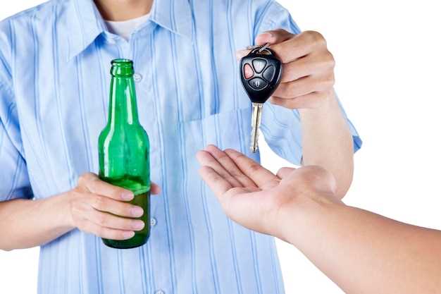 Обнаружение и осмотр замка капота под решеткой радиатора