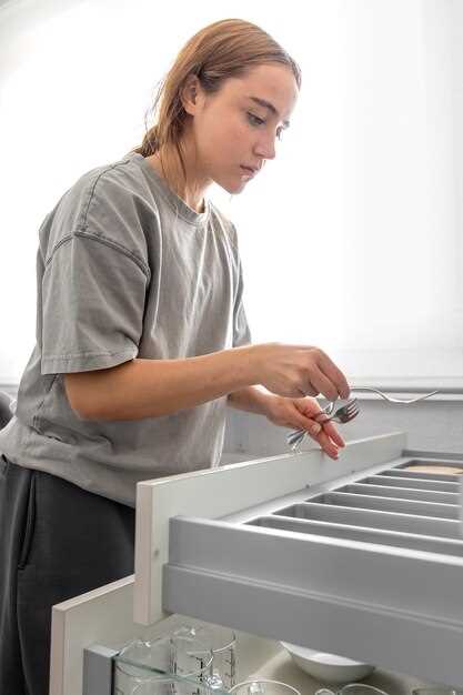 Освобождение фиксаторов и аккуратное отделение воздухозаборника