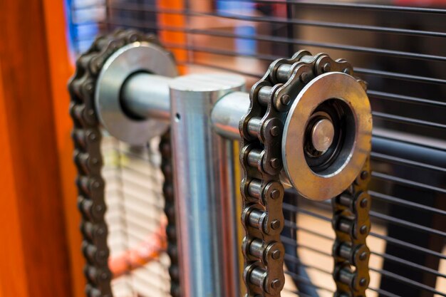 Обеспечение правильного натяжения и фиксация цепи