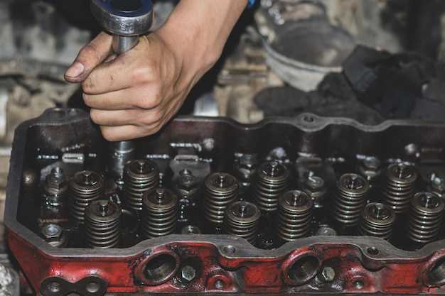 Снятие крышки клапанов и очистка поверхности ГБЦ