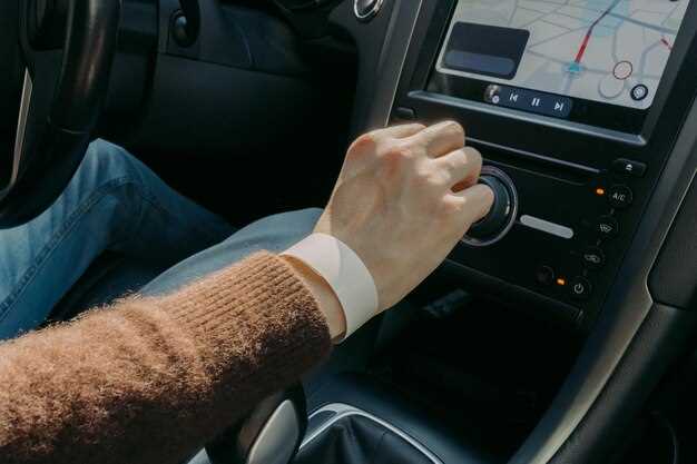 Использование кнопок рулевого колеса и голосового управления для запуска навигации