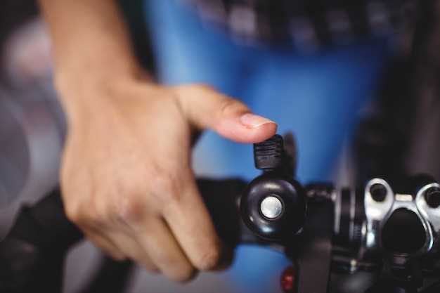 Закоксованность или засоры в системе возвращения педали