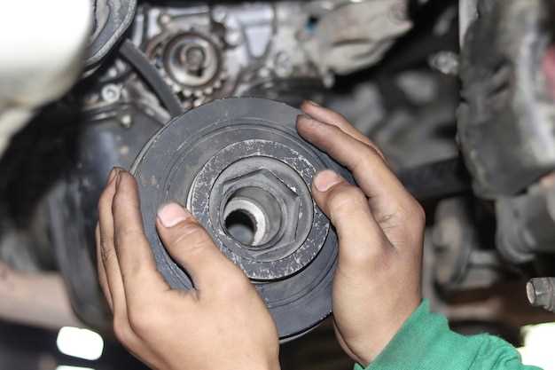 Процесс снятия старого ремня генератора