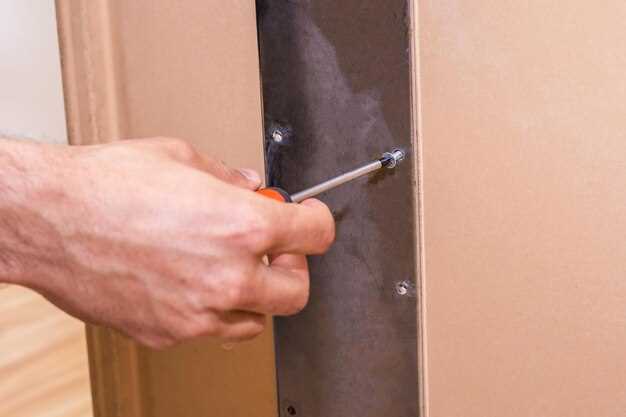 Снятие старых дверных карт: правильная последовательность действий