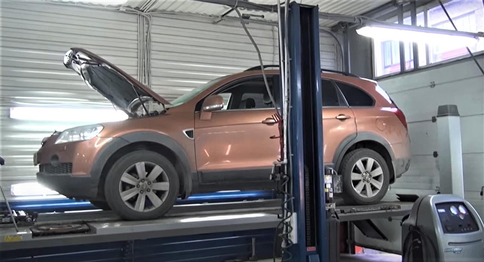 Chevrolet Captiva в процессе замены масла в автомате